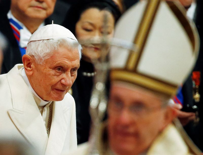 &copy; Reuters. FILE PHOTO: Emeritus Pope Benedict XVI (L) looks on as Pope Francis arrives to lead a mass to create 20 new cardinals during a ceremony in St. Peter's Basilica at the Vatican February 14, 2015. REUTERS/Tony Gentile/File Photo