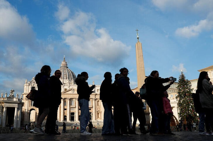 &copy; Reuters. Decenas de personas hacen cola para entrar en la Basílica de San Pedro en el Vaticano. 29 diciembre 2022. REUTERS/Remo Casilli