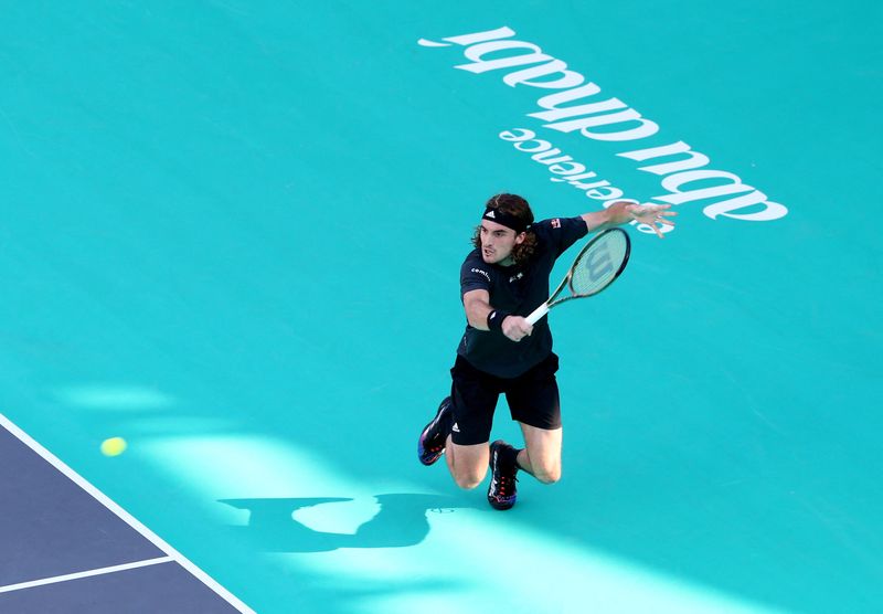 © Reuters. لاعب التنس اليوناني ستيفانوس تيتيباس خلال إحدي المباريات في أبو ظبي يوم 18 ديسمبر كانون الأول 2022. تصوير: ساتيش كومار - رويترز.

