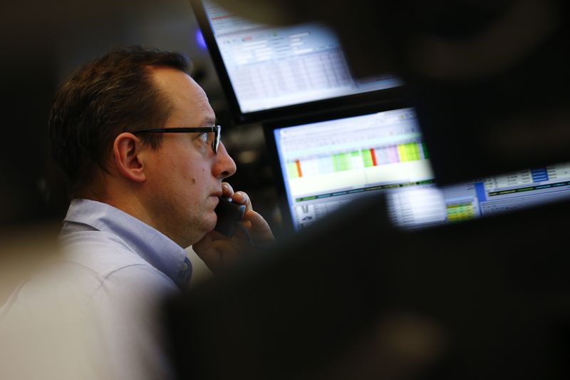 &copy; Reuters. Un trader travaille à la Bourse de Francfort. /Photo prise le 21 janvier 2016/REUTERS/Kai Pfaffenbach