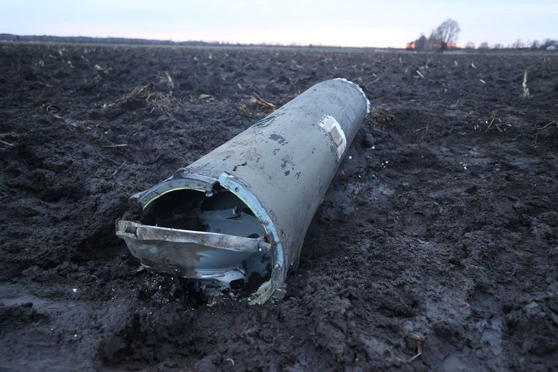 © Reuters. A view shows a fragment of a munition, what Belarus' defence ministry said was part of a Ukrainian S-300 missile downed by Belarusian air defences outside the village of Harbacha in the Grodno region, Belarus, December 29, 2022. Vadzim Yakubionak/BelTA/Handout via REUTERS 