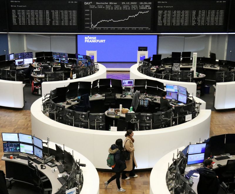 &copy; Reuters. شاشة تعرض بيانات من مؤشر داكس الألماني في بورصة فرانكفورت يوم الخميس. تصوير: رويترز. 