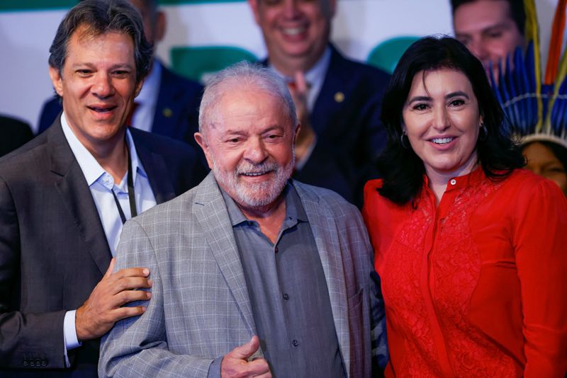 &copy; Reuters. Presidente Luiz Inácio Lula da Silva posa para foto com os futuros ministros da Fazenda, Fernando Haddad, e do Planejamento, Simone Tebet, em Brasília
29/12/2022
REUTERS/Adriano Machado