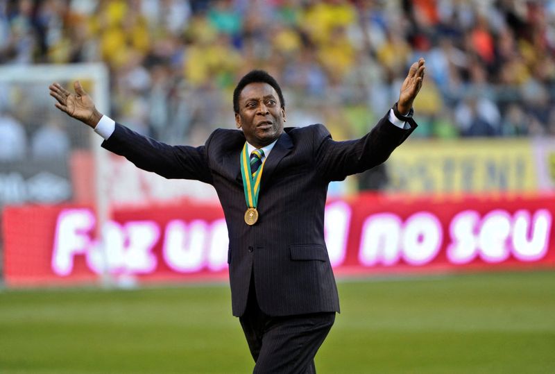 &copy; Reuters. La légende brésilienne du football, Pelé, salue les acclamations du public alors qu'il entre dans le stade Rasunda à Stockholm. /Photo prise le 15 août 2012/REUTERS/Fredrik Sandberg/Scanpix Sweden