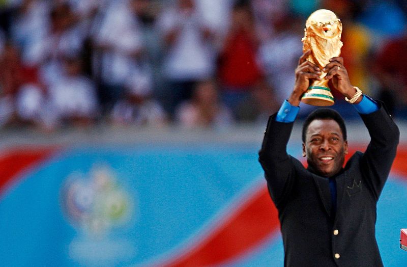 &copy; Reuters. FILE PHOTO: Brazilian soccer legend and member of the 1958, 1962 and 1970 World Cup-winning Brazilian soccer teams Pele holds the World Cup trophy during the World Cup 2006 opening ceremony in Munich, Germany, June 9, 2006.  REUTERS/Dylan Martinez/File Ph