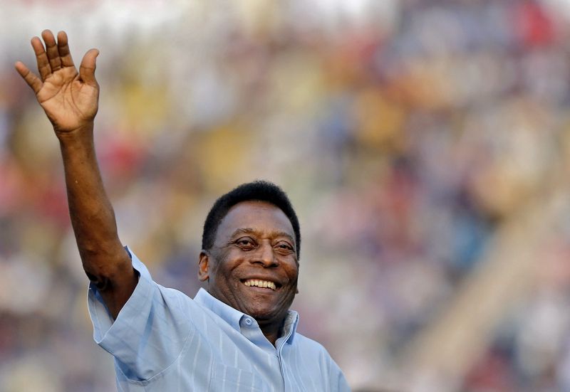 © Reuters. FILE PHOTO: Legendary Brazilian soccer player Pele waves to the spectators before the start of the under-17 boys' final soccer match of the Subroto Cup tournament at Ambedkar stadium in New Delhi, India, October 16, 2015. REUTERS/Anindito Mukherjee