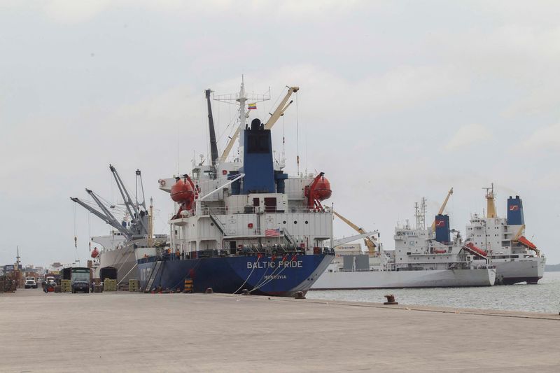 &copy; Reuters. FILE PHOTO: A ship is docked at the Bolivar marine port in Machala, Ecuador December 14, 2016. REUTERS