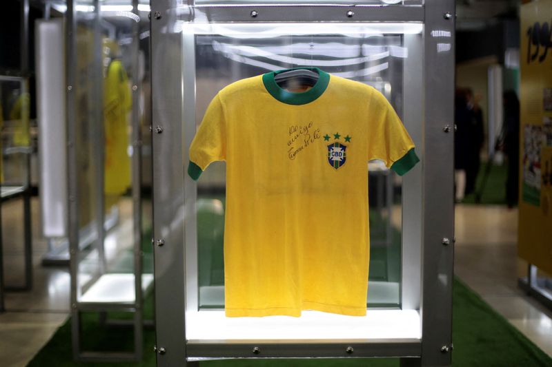 &copy; Reuters. FOTO DE ARCHIVO: Una camiseta nacional de fútbol utilizada por el legendario futbolista brasileño Pelé, durante una exposición sobre las pasadas participaciones del país en la Copa del Mundo titulada "Brasil, un país, un mundo" en el Centro de Conve