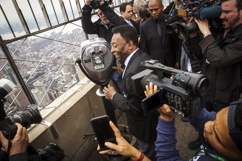 &copy; Reuters. FOTO DE ARCHIVO. Pelé ríe junto a fotógrafos mientras visita la azotea del Empire State en Nueva York. April 17, 2015. REUTERS/Lucas Jackson