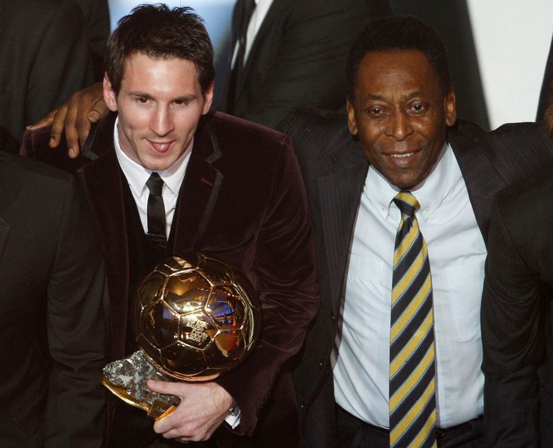 &copy; Reuters. Messi e Pelé em cerimônia dos melhores do ano da Fifa, em 2011
09/01/2012 
Christian Hartmann/Reuters 