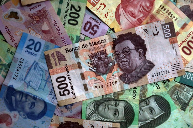 &copy; Reuters. FILE PHOTO: Mexican pesos are seen in this picture illustration August 3, 2017. REUTERS/Edgard Garrido/Illustration/File Photo
