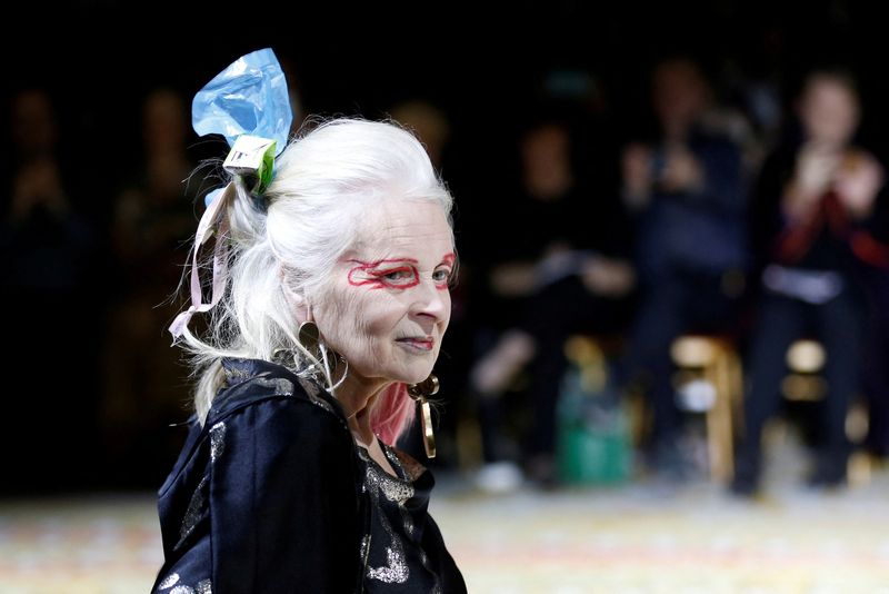 &copy; Reuters. La créatrice Vivienne Westwood présente une création de son mari Andreas Kronthaler dans le cadre du défilé de sa collection prêt-à-porter femme automne-hiver 2017-2018 lors de la Fashion Week à Paris. /Photo prise le 4 mars 2017/REUTERS/Benoit Te