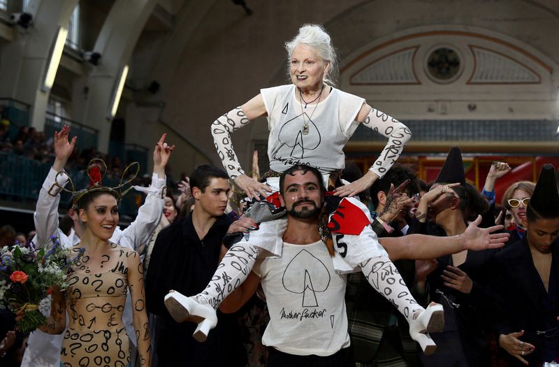 &copy; Reuters. A estilista Vivienne Westwood é carregada após desfilar na London Fashion Week Men em 2017
12/06/2017
Neil Hall/Reuters