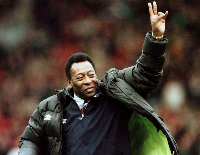 &copy; Reuters. IMAGEN DE ARCHIVO. Pelé saluda a los aficionados durante el entretiempo del partido entre el Manchester United y el Liverpool, en Manchester, Inglaterra. 10/04/1998. REUTERS/Ian Hodgson