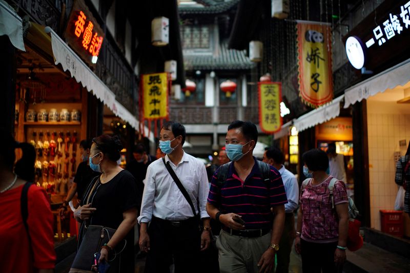 &copy; Reuters. أشخاص يضعون كمامات للوقاية من فيروس كورونا في مدينة تشنغدو بالصين في صورة من أرشيف رويترز.