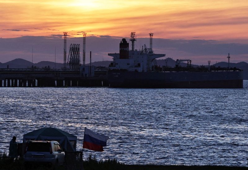 &copy; Reuters. 　アジア時間３０日の原油先物は反発。年間でも小幅高となり、２年連続の上昇を記録する見通し。ロシア・ナホトカで８月撮影（２０２２年　ロイター／Tatiana Meel）