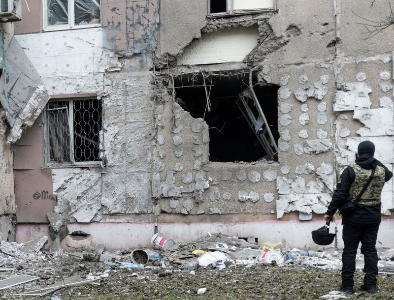 &copy; Reuters. Un procureur ukrainien chargé des crimes de guerre inspecte un bâtiment résidentiel endommagé par une frappe militaire russe à Kherson, en Ukraine. /Photo prise le 1er décembre 2022/REUTERS/Anna Voitenko
