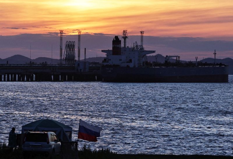 &copy; Reuters. FOTO DE ARCHIVO. El petrolero Chao Xing en la terminal de crudo Kozmino en la orilla de la bahía de Nakhodka, cerca de la ciudad portuaria de Nakhodka, Rusia