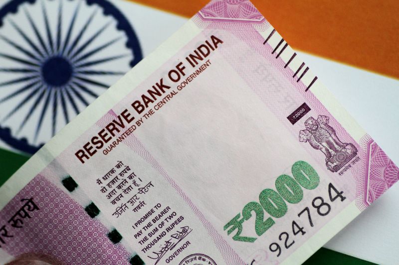 &copy; Reuters. インド準備銀行（中央銀行）が２９日発表した２０２２／２３年度第２・四半期（７─９月）の経常収支は赤字幅が拡大した。ルピー紙幣、２０１７年撮影。（2022年　ロイター/Thomas White/Ill
