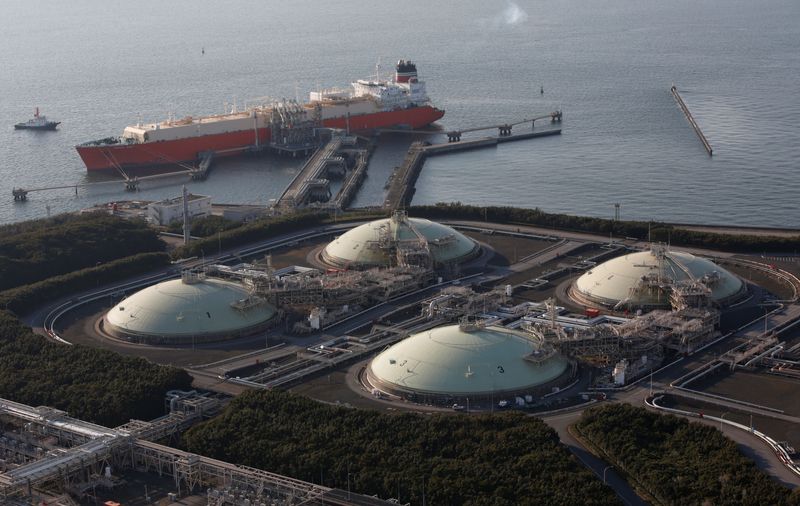 &copy; Reuters. FILE PHOTO: Liquefied natural gas (LNG) storage tanks and a membrane-type tanker are seen at Tokyo Electric Power Co.'s Futtsu Thermal Power Station in Futtsu, east of Tokyo February 20, 2013. REUTERS/Issei Kato 