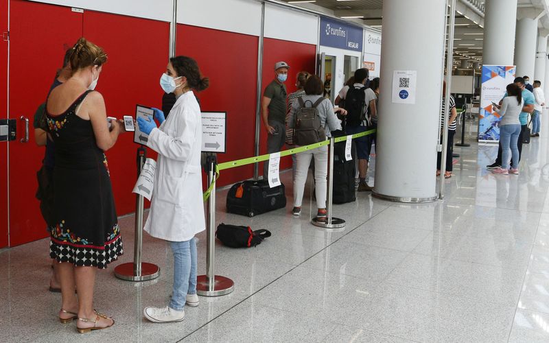&copy; Reuters. Des passagers font la queue devant un point de dépistage du coronavirus à l'aéroport de Son Sant Joan à Palma de Majorque, Espagne. /Photo prise le 1er avril 2021/REUTERS/Enrique Calvo