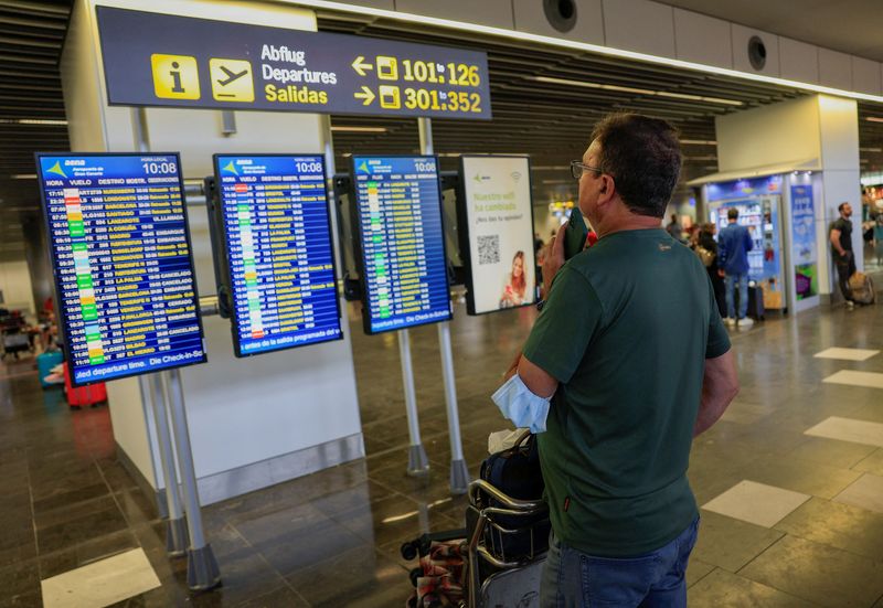 &copy; Reuters. FOTO DE ARCHIVO. Un turista comprueba su vuelo en el aeropuerto de Gran Canaria, en Telde, Gran Canaria, España. 26 de septiembre de 2022. REUTERS/Borja Suárez