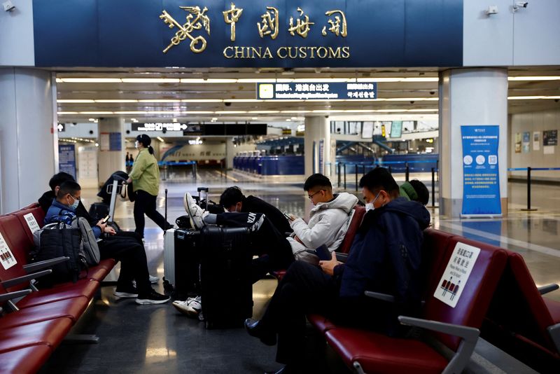&copy; Reuters. Viaggiatori nell'aeroporto internazionale di Pechino, Cina, 27 dicembre 2022. REUTERS/Tingshu Wang