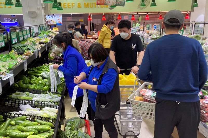 &copy; Reuters. FOTO DE ARCHIVO. Clientes compran en la sección de verduras de un supermercado en el distrito de Chaoyang de Pekín, China