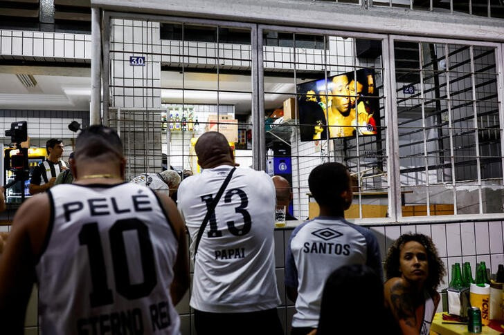 &copy; Reuters. Seguidores de la leyenda brasileña del fútbol mundial Pelé se reúnen para conmemorar su muerte en Santos, Brasil. 29 diciembre 2022. REUTERS/Amanda Perobelli