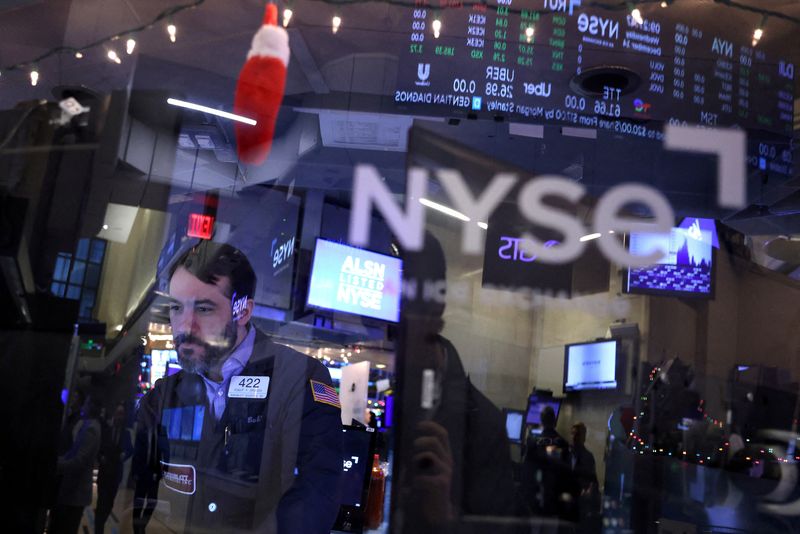 &copy; Reuters. FILE PHOTO: A trader works on the trading floor at the New York Stock Exchange (NYSE) in New York City, U.S., December 14, 2022. REUTERS/Andrew Kelly/File Photo