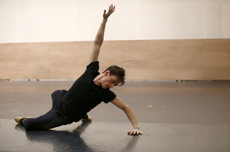 &copy; Reuters. راقص الباليه الروسي سيرجي بولونين يتدرب استعدادا لتقديم عرض في دار أوبرا لندن الملكية في صورة من أرشيف رويترز .    