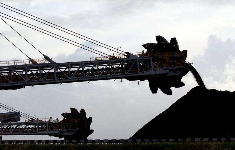 &copy; Reuters. Empilhadeira de carvão em Newcastle, Austrália
06/06/2012
REUTERS/Daniel Munoz