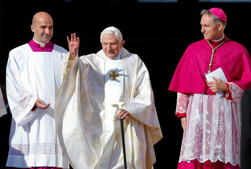 &copy; Reuters. FOTO DE ARCHIVO. El Papa emérito Benedicto XVI saluda cuando llega para asistir a una misa por la beatificación del ex Papa Pablo VI en la plaza de San Pedro en el Vaticano el 19 de octubre de 2014. REUTERS/Tony Gentile
