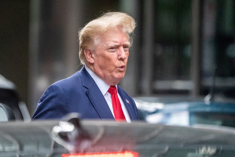 &copy; Reuters. FOTO ARCHIVO: Donald Trump sale de la Torre Trump dos días después de que agentes del FBI allanaron su casa de Mar-a-Lago Palm Beach, en Nueva York, Estados Unidos. 10 de agosto de 2022. REUTERS/David 'Dee' Delgado/