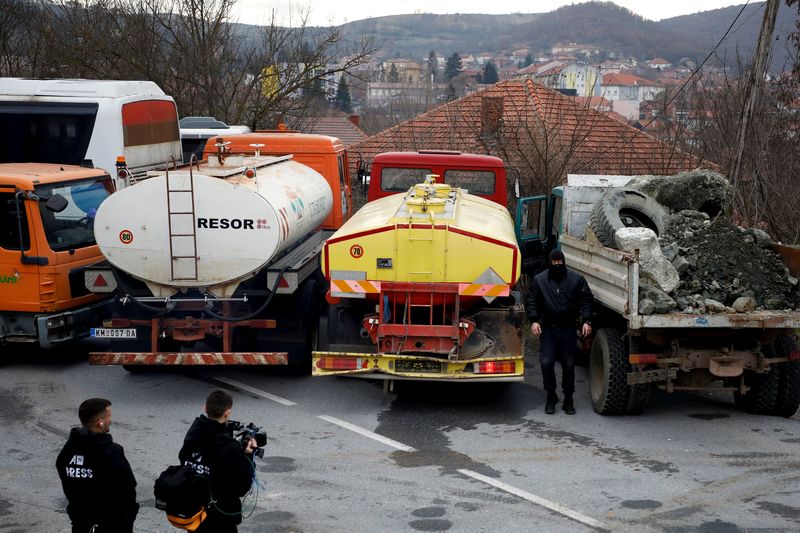 &copy; Reuters. FILE PHOTO: Members of the press gather as local Serbs prepare to remove barricades at a roadblock in Rudare, near the northern part of the ethnically-divided town of Mitrovica, Kosovo, December 29, 2022. REUTERS/Florion Goga/File Photo