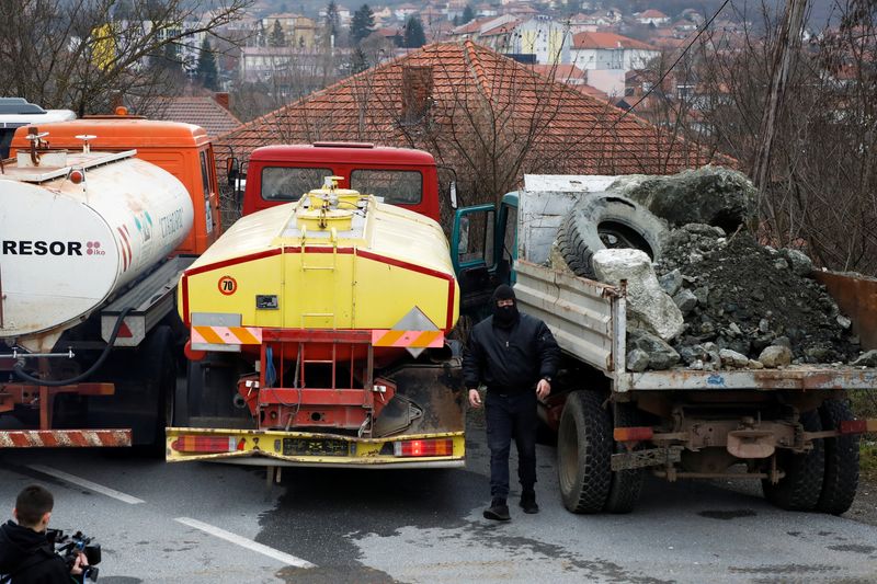 &copy; Reuters. Un cittadino serbo si prepara a rimuovere un blocco stradale a Rudare, in Kosovo. REUTERS/Florion Goga