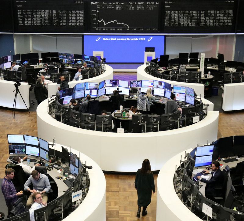 &copy; Reuters. شاشة تعرض بيانات من مؤشر داكس الألماني في بورصة فرانكفورت يوم الجمعة. تصوير: رويترز. 