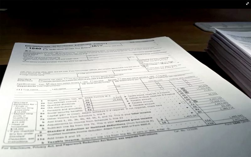 &copy; Reuters. نسخة من بيانات ضريبية لترامب بعد نشرها في واشنطن يوم الجمعة. تصوير: جوليو-سيزار تشافيز - رويترز. 