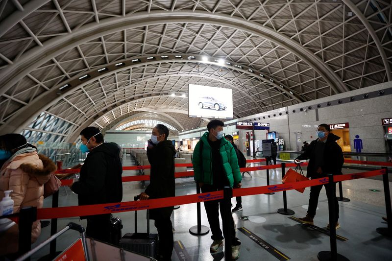 &copy; Reuters. Travellers queue to board a plane at Chengdu Shuangliu International Airport amid a wave of the coronavirus disease (COVID-19) infections, in Chengdu, Sichuan province, China December 30, 2022. REUTERS/Tingshu Wang