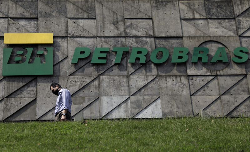 &copy; Reuters. FILE PHOTO: A man walks past the headquarters of Brazilian oil company Petrobras in Rio de Janeiro, Brazil, September 10, 2020. REUTERS/Ricardo Moraes/File Photo