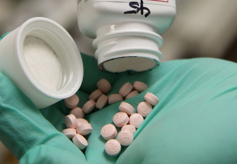 © Reuters. FILE PHOTO: A pharmacist fills a prescription at the Rock Canyon pharmacy in Provo, Utah, U.S., May 9, 2019.  REUTERS/George Frey