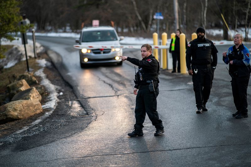 © Reuters. Security workers and Pennsylvania State Agents stand guard at the entrance of a private community after Pennsylvania State Police took into custody Bryan Kohberger, a 28-year-old suspect wanted in the killings of four University of Idaho students, in Albrightsville, Pennsylvania, U.S., December 30, 2022.  REUTERS/Eduardo Munoz