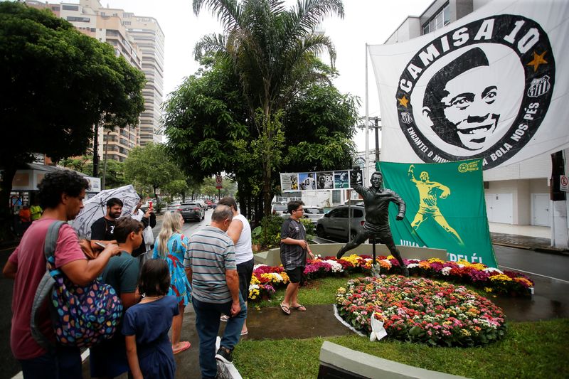 &copy; Reuters. サッカー界のレジェンドで「王様」と呼ばれた元ブラジル代表ペレ氏が亡くなったことを受け、サッカー界のみならず、各国の著名人など世界中から哀悼の意を表する声が上がっている。ペ
