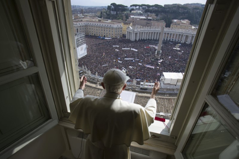 &copy; Reuters. FOTO DE ARCHIVO-El Papa Benedicto XVI dirige su última oración del Ángelus antes de dejar el cargo en la Plaza de San Pedro del Vaticano. 24 de febrero de 2013. REUTERS/Osservatore Romano. 