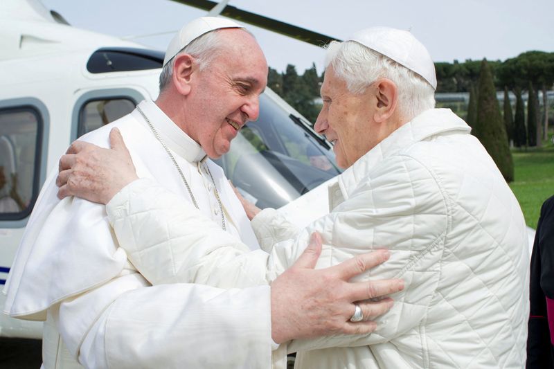 © Reuters. FILE PHOTO: Pope Francis (L) embraces Pope Emeritus Benedict XVI as he arrives at the Castel Gandolfo summer residence March 23, 2013.     REUTERS/Osservatore Romano/File Photo