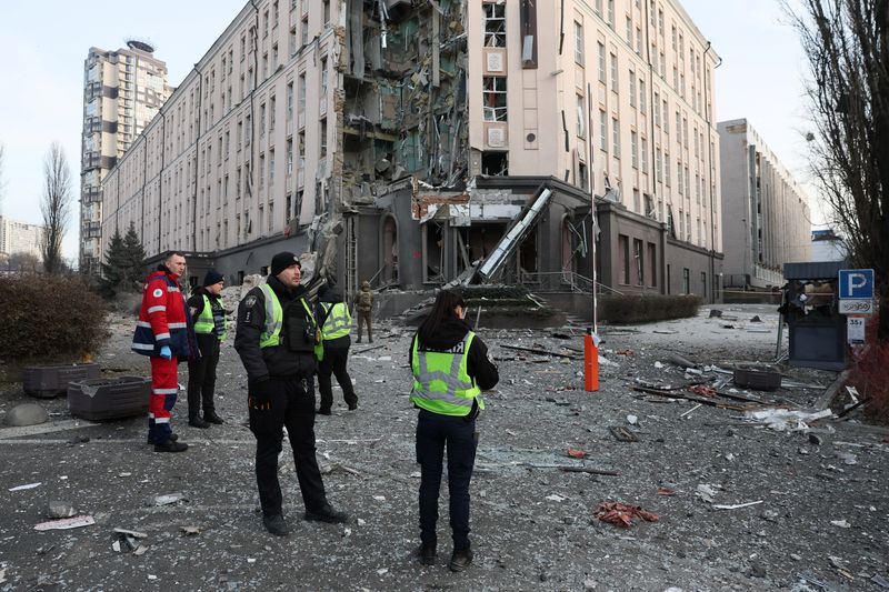 © Reuters. عمال إنقاذ في موقع منزل دُمر جراء ضربة صاروخية روسية في كييف يوم السبت. تصوير: جليب جرنيتش - رويترز.