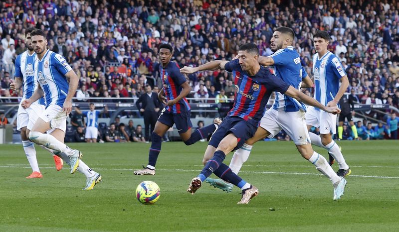 &copy; Reuters. روبرت ليفاندوفسكي لاعب برشلونة يسدد الكرة في اتجاه مرمى إسبانيول في المباراة التي جمعت الفريقين في دوري الدرجة الأولى الإسباني لكرة القدم 