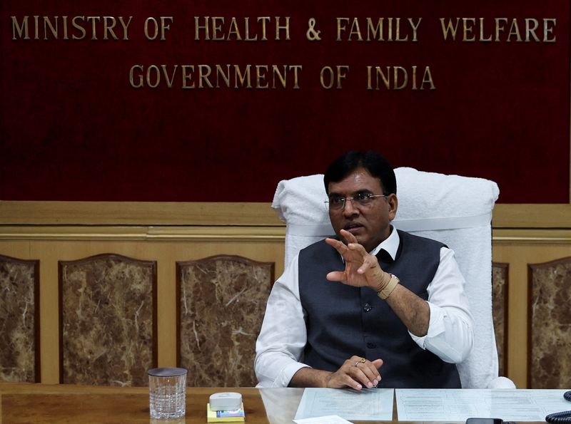 &copy; Reuters. FOTO DO ARQUIVO: O ministro de Produtos Químicos e Fertilizantes da Índia, Mansukh Mandaviya, que também é Ministro da Saúde e Bem-Estar Familiar da União, durante entrevista à Reuters em seu escritório em Nova Délhi, Índia, 15 de julho de 2022.