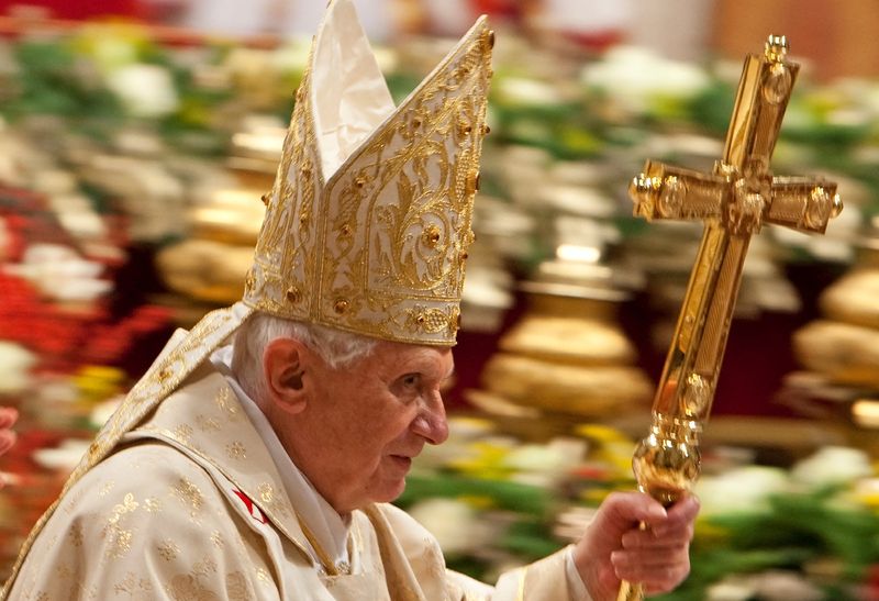 &copy; Reuters. FOTO DE ARQUIVO: Papa Bento XVI sai no final da missa de Natal na Basílica de São Pedro, no Vaticano, em 24 de dezembro de 2009. REUTERS/Max Rossi/Foto de arquivo
