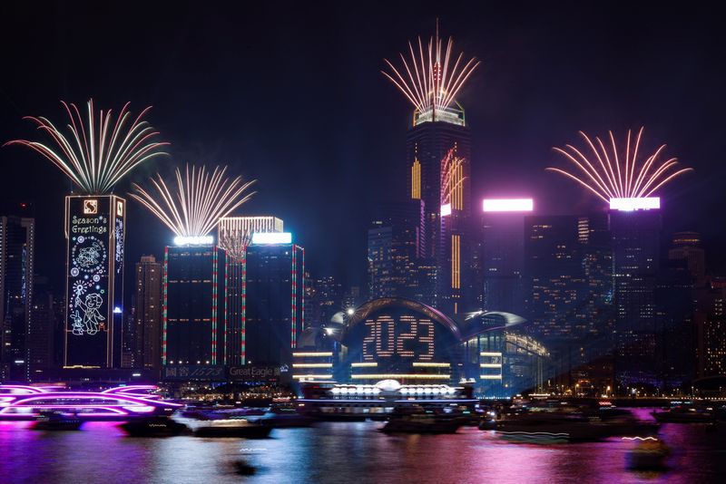 &copy; Reuters. Los fuegos artificiales explotan sobre el puerto de Victoria para celebrar el Año Nuevo en Hong Kong, China, el 1 de enero de 2023. REUTERS/Tyrone Siu